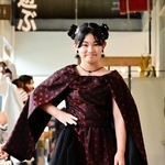 亡くなった曽祖母の着物をドレススタイルにリメーク。麻の葉模様が印象的だ＝淡路市江井