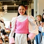 タートルネックのＴシャツとピンクのファーを組み合わせて華やかに。スカートにはスポーツメーカーのパンツを縫い合わせて躍動感を演出した＝淡路市江井