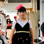 黒いバルーンキャミソールにレースや花模様をちりばめ、アレンジしたワンピース＝淡路市江井