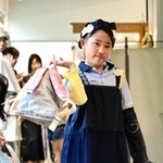 小さい頃に着ていた服をほどいて縫い直し、トップスとリュックに再生。スカートはパッチワークで仕上げ、思い出のアップリケを付けた＝淡路市江井