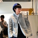 ボーイッシュで大人びた雰囲気を演出する、紺色のサロペットパンツとポンチョ。シンプルだが、立体裁断を多用するなど高度な技術を駆使した＝淡路市江井