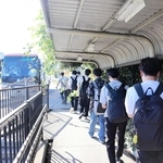 朝の通学時間帯、洲本インターチェンジの高速バス停に並ぶ市民ら＝洲本市納