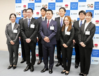 １日付で採用された社会人経験者枠の９人＝淡路市役所