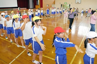 地域住民の指導で「北淡町小唄」の踊りを練習する児童ら＝北淡小学校