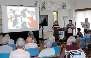 「ももたろう」を披露する東浦図書館の職員ら＝淡路市岩屋