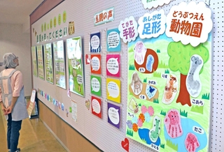 里親制度や子どもたちの作品を紹介するパネル展＝南あわじ市市三條