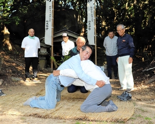 膝立ちで組み合う「座相撲」＝淡路市舟木