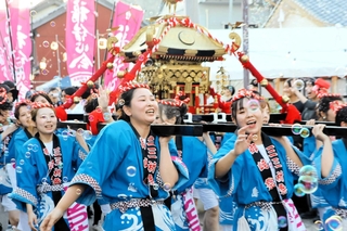沿道の子どもが飛ばすシャボン玉に包まれ、張り切ってみこしを担ぐ女性ら＝南あわじ市福良乙
