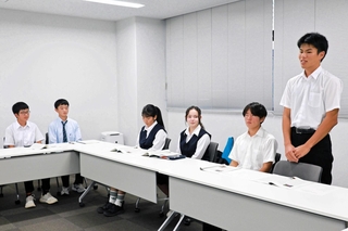 ハワイでの交流体験について語る中高生ら＝洲本市本町３