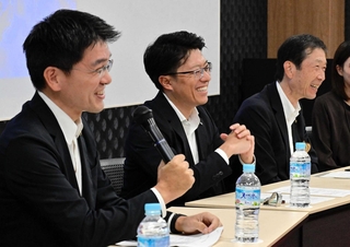 島の将来像について語る（左から）吉平敏孝市長、戸田敦大市長、守本憲弘市長＝洲本市本町４（撮影・内田世紀）