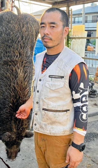 巨大イノシシを捕獲した木曽勝己さん（提供）