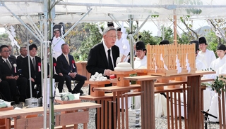 追悼の言葉を述べる永田秀一会長（中央）＝南あわじ市阿万塩屋町