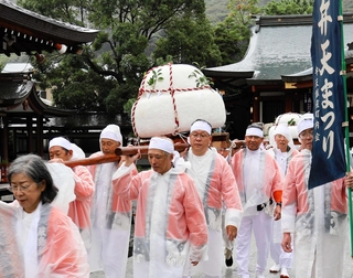 雨の中、厳島神社を出発する「餅みこし」の行列＝洲本市本町４