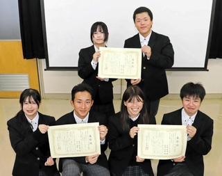 レシピコンテストの表彰状を手にする森脇彩葉さん（後列左）、安川真士さん（同右）ら＝淡路高校