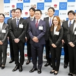 １日付で採用された社会人経験者枠の９人＝淡路市役所