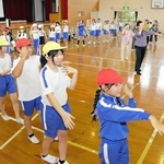 地域住民の指導で「北淡町小唄」の踊りを練習する児童ら＝北淡小学校