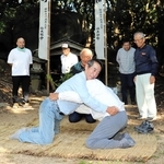 膝立ちで組み合う「座相撲」＝淡路市舟木