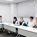 ハワイでの交流体験について語る中高生ら＝洲本市本町３