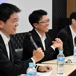島の将来像について語る（左から）吉平敏孝市長、戸田敦大市長、守本憲弘市長＝洲本市本町４（撮影・内田世紀）