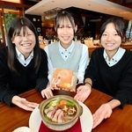 ぼたん鍋スープを考案した（左から）米林咲香さん、門田美胡さん、藤本芽依さん＝淡路市興隆寺