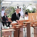 追悼の言葉を述べる永田秀一会長（中央）＝南あわじ市阿万塩屋町