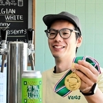 「有馬山椒セゾン」で最優秀賞に輝き、メダルを手にする河野充晃さん＝南あわじ市松帆古津路