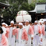 雨の中、厳島神社を出発する「餅みこし」の行列＝洲本市本町４