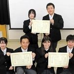 レシピコンテストの表彰状を手にする森脇彩葉さん（後列左）、安川真士さん（同右）ら＝淡路高校