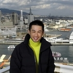 神戸港を見渡しながら神戸への愛着を語るイチロー選手＝２００４年１２月３０日、神戸新聞社屋上から