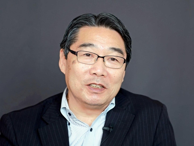 旧統一教会の名称変更について、文科審議官だった当時を振り返る前川喜平さん＝神戸市中央区、神戸新聞社（撮影・吉田敦史）