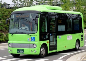 北播磨総合医療センターを出発する直通バス。ナンバープレートが「４２」から始まっている＝小野市市場町