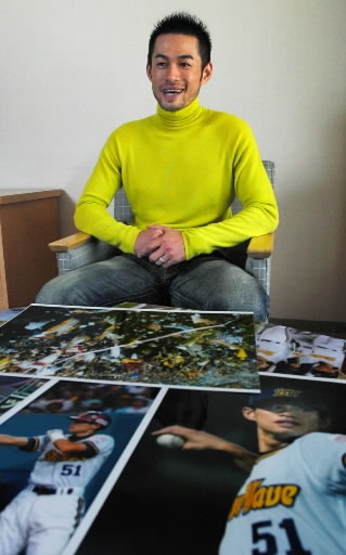 オリックス時代の写真を見ながら、震災当時を振り返るイチロー選手＝神戸市内