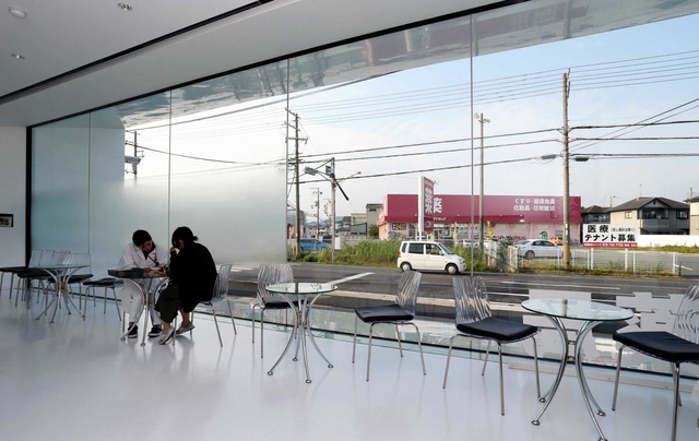 シンプルな内装と広い間口は、まるでショールームのよう＝姫路市御国野町国分寺（撮影・山崎　竜）