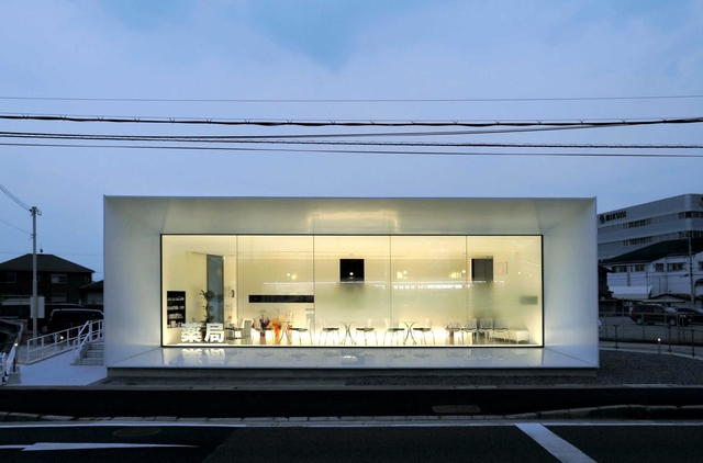 薄暮に光を放つ「ゴダイ薬局　御国野店」＝姫路市御国野町国分寺（撮影・山崎　竜）