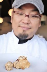 草刈り中に白トリュフを見つけた西山農さん＝三木市吉川町豊岡、西山牧場