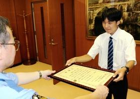 女子生徒を保護し、関貫晴夫署長から感謝状を受け取った関西学院大の森田悠斗さん＝宝塚署