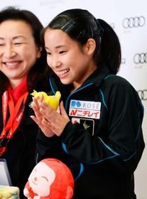 ＧＰ中国杯ショートプログラムで自己ベストをマークし、笑顔を見せる三原舞依＝１１月１８日、北京（共同）