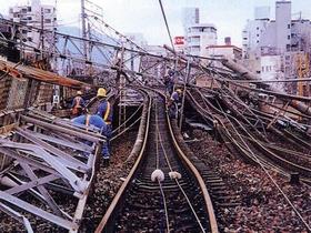 鉄路がゆがみ、送電柱が倒れた震災直後のＪＲ神戸線（古澤孝司さん提供）