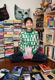 「今までのべ１万冊くらい読んだかも」と話す藤田紅良々さん＝神戸市東灘区の自宅