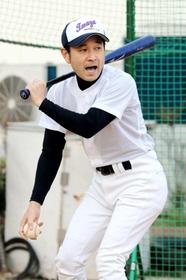 教員に転身し、野球部顧問としてノックを打つ元アナウンサーの清水次郎さん＝西宮今津高校