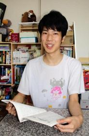 「体力をつけて、勉強を続けていく」と参考書を片手に話す藤田春満さん＝神戸市東灘区