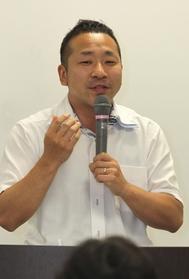 妻との絆を示す結婚指輪を左手薬指にはめて語る前田良さん＝コミセンおの