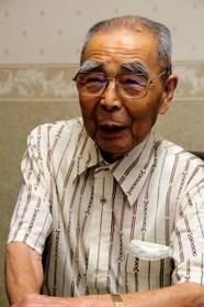 姫路海軍航空隊の思い出を語る桑原敬一さん＝横浜市