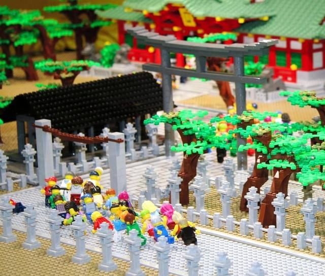 レゴブロックで精巧に再現した西宮神社の開門神事。目をこらせば転倒者も＝大阪市北区芝田１