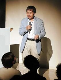 「生きる力」をテーマに講演する安藤忠雄さん＝県立美術館
