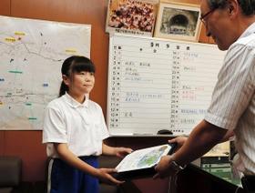 のじぎく賞を受け取る松村さくらさん＝宍粟市山崎町青木