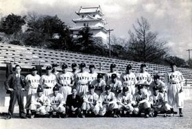 山陽電気鉄道が創設したプロ野球チーム「山陽クラウンズ」の選手ら＝１９５１年１１月、明石球場（山陽電気鉄道提供）