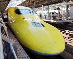 新大阪駅に到着したドクターイエロー。先頭車両のライト下方の黒く見える部分には前方を確認するためのカメラがある＝ＪＲ新大阪駅