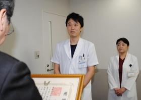 電車で心肺停止の男性を救助した、加古川中央市民病院の医師の市堀博俊さん（左）と白木里織さん＝加古川中央市民病院