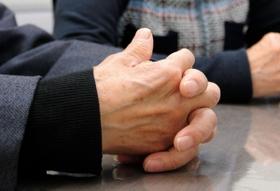 窃盗罪で約２カ月間にわたって勾留された後、無罪判決を受けた思いを語る男性＝神戸市中央区